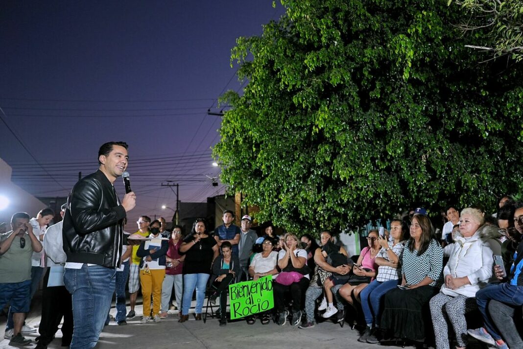 Felifer Macías se reúne con vecinos de El Rocío, Qro