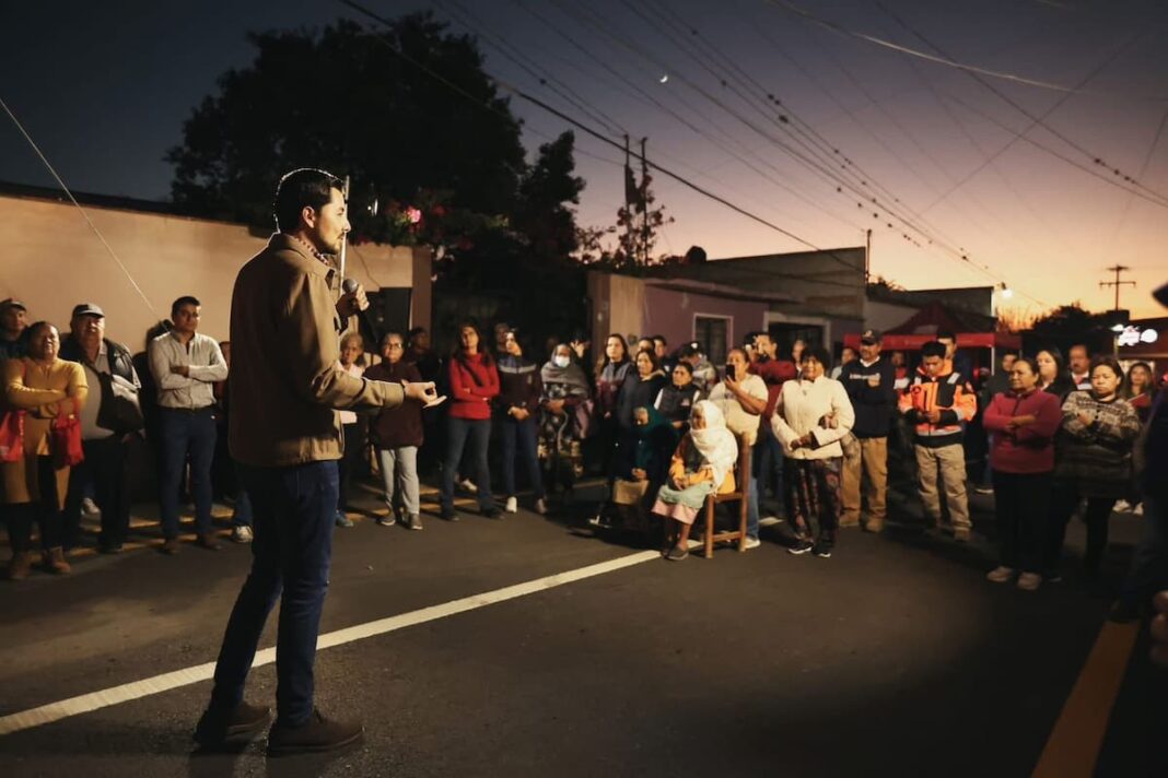 Héctor Magaña entrega obra vial en el barrio de La Magdalena, Tequisquiapan