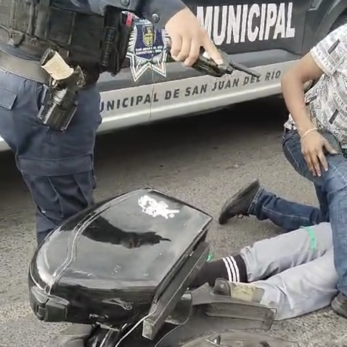 Patrulla municipal tiene percance con motocicleta; una mujer resulta lesionada