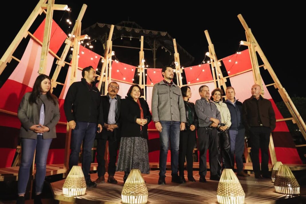 La magia de la navidad llegó a Tequisquiapan con el encendido del árbol artesanal