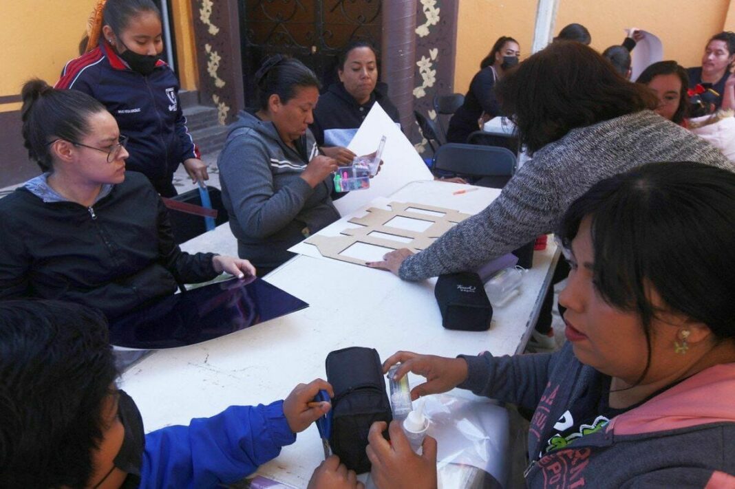 Promueven la tradición de los Farolitos en San Juan del Río con taller cultural