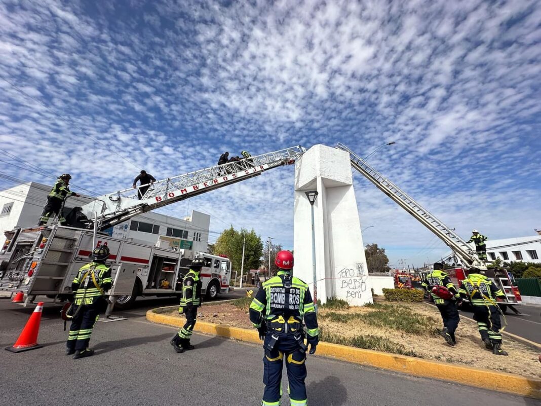 Rescatan a hombre que intentó lanzarse de una torre de agua en San Juan del Río