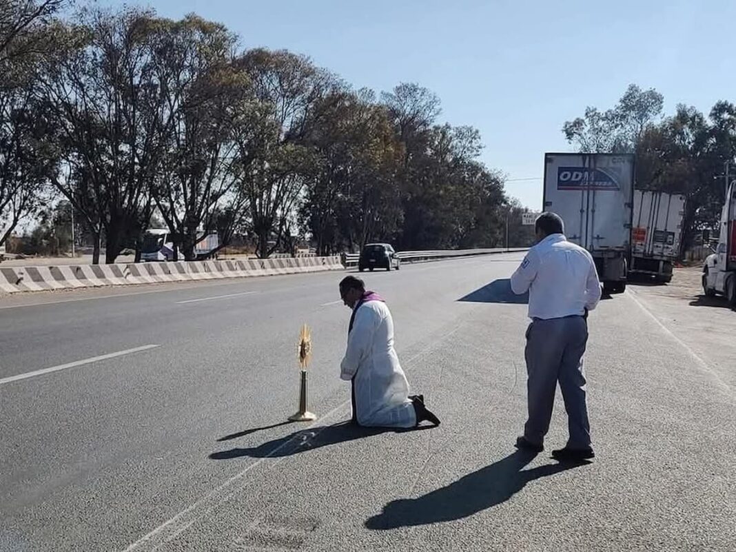 Sacerdote bendice la carretera 57 para prevenir accidentes