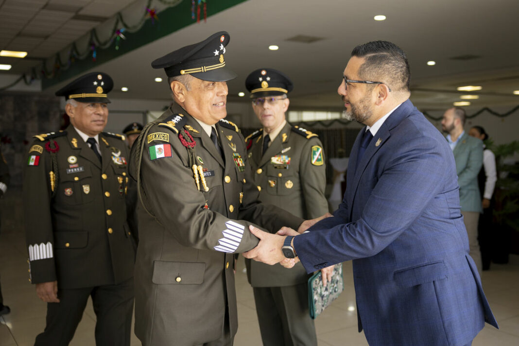 Carlos Alcaraz, presente en el relevo de la XII Región Militar