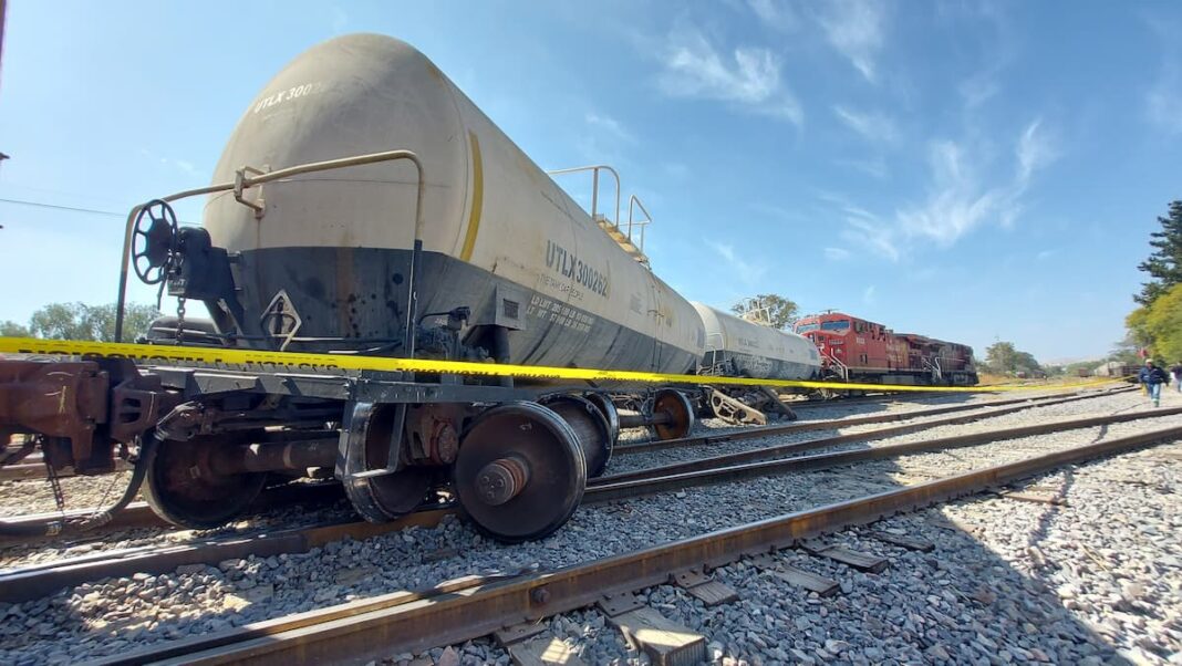 Descarrila tren en San Juan del Río; vialidades cerradas por los daños