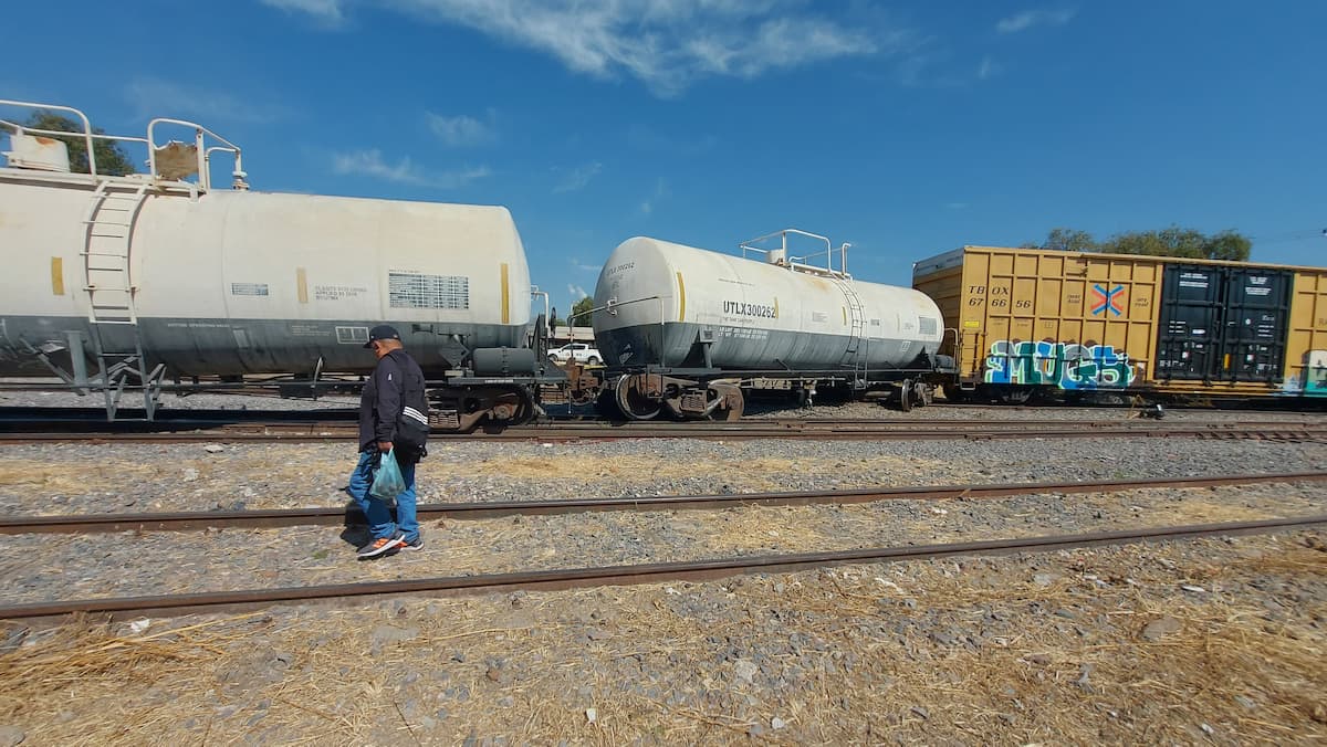 Descarrila tren en San Juan del Río; vialidades cerradas por los daños