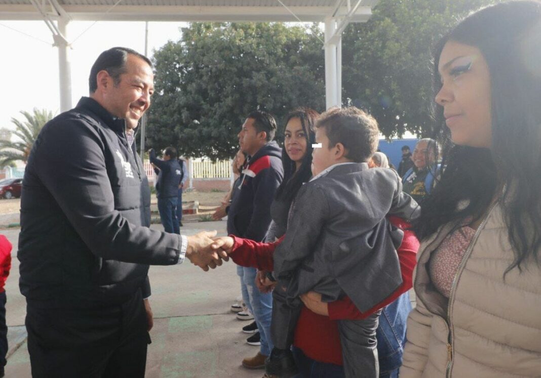 Entrega Roberto Cabrera techumbre en preescolar Alfonso García Robles