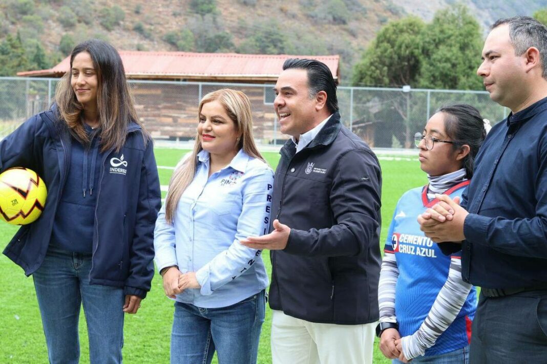 Entrega SEDESOQ cancha de fútbol 11 en Pinal de Amoles