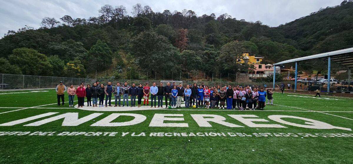 Entrega SEDESOQ cancha de fútbol 11 en Pinal de Amoles