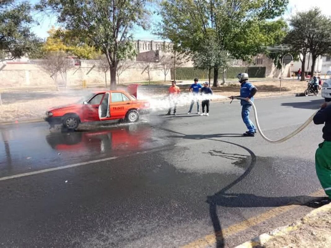 Reconocen a empleados municipales por acto heroico al apagar taxi incendiado