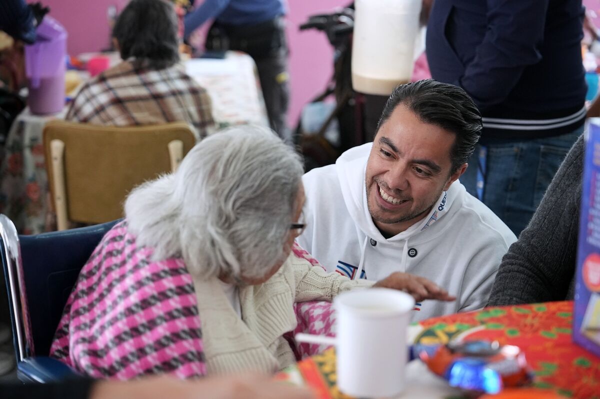 Felifer Macías celebra Día de Reyes con adultos mayores en el asilo Divina Providencia