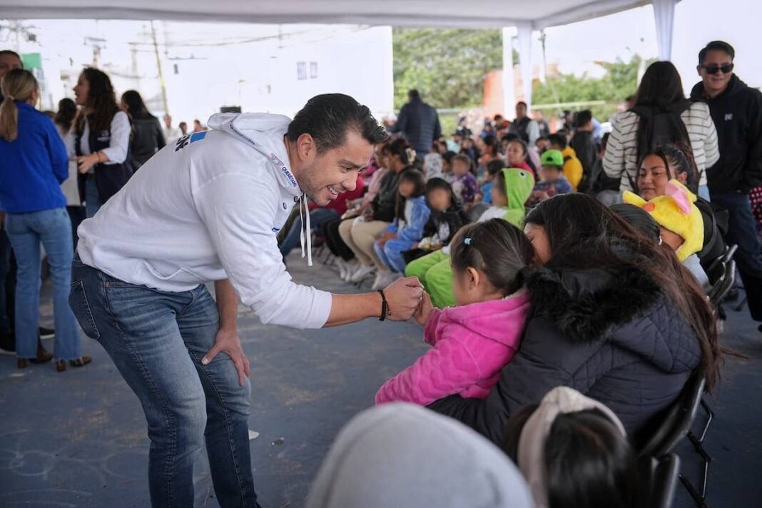 Felifer Macías celebra el Día de Reyes con las familias de San Pablo y San Francisquito