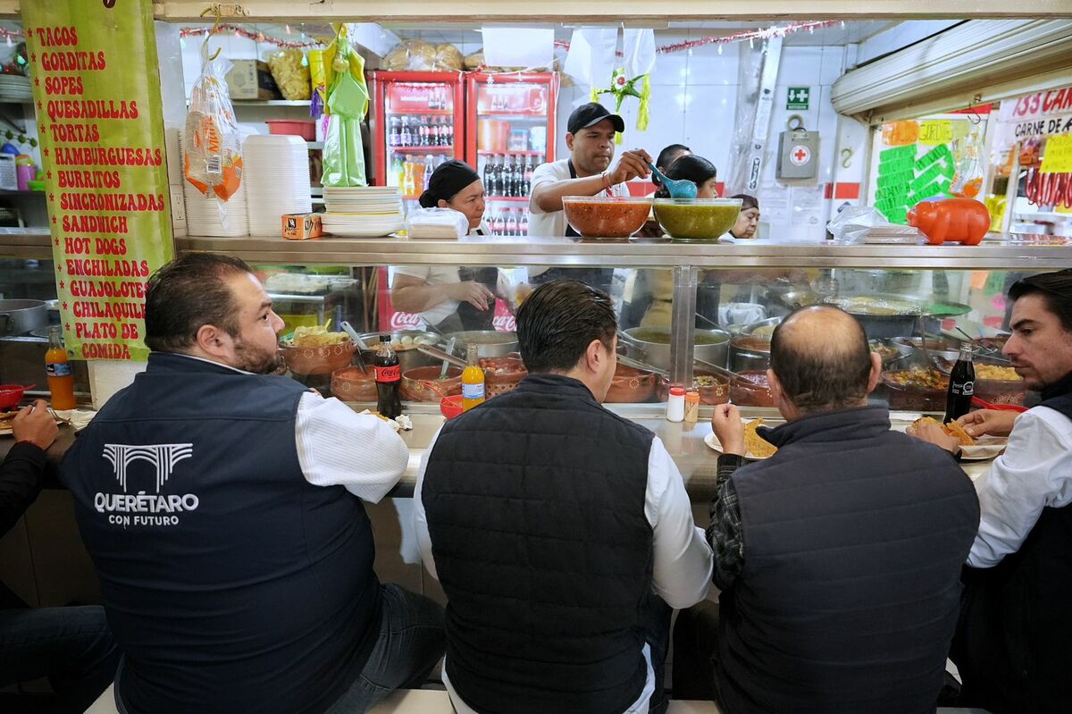 Felifer Macías recorre el Mercado y Tianguis de la Presidentes para atender necesidades de comerciantes