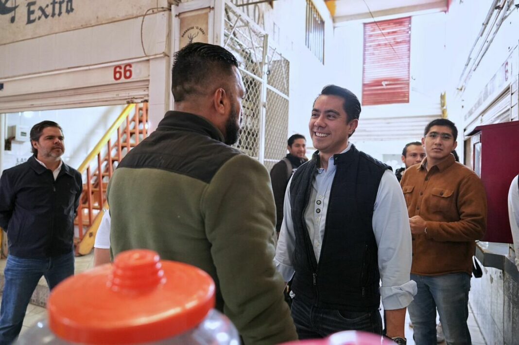 Felifer Macías recorre el Mercado y Tianguis de la Presidentes para atender necesidades de comerciantes