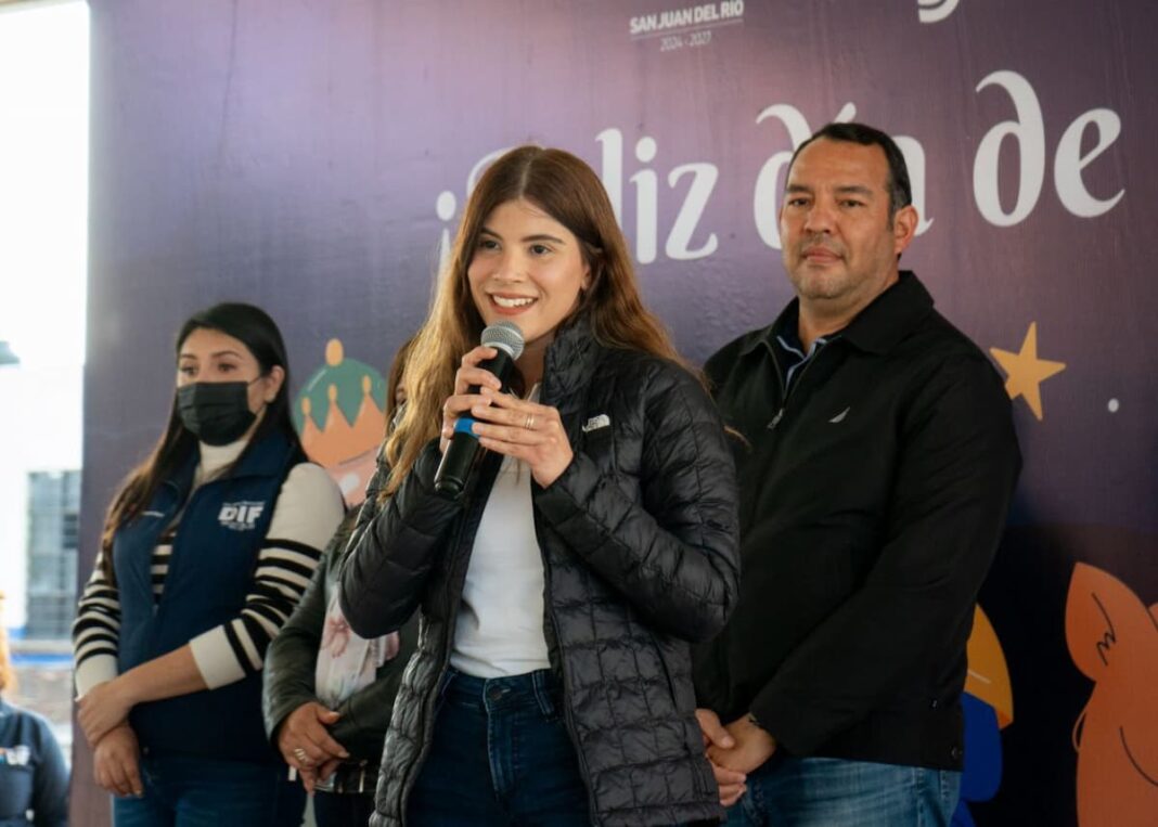 Georgina Sánchez y Roberto Cabrera parten la tradicional Rosca de Reyes con familias sanjuanenses