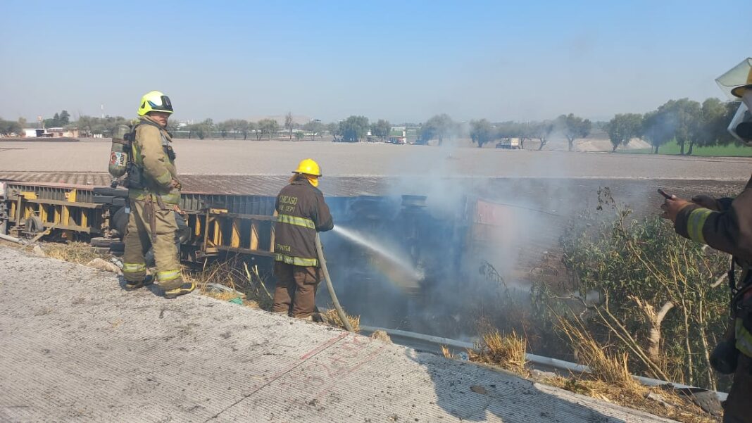 Operador de tráiler fallece tras volcadura e incendio sobre la carretera 57