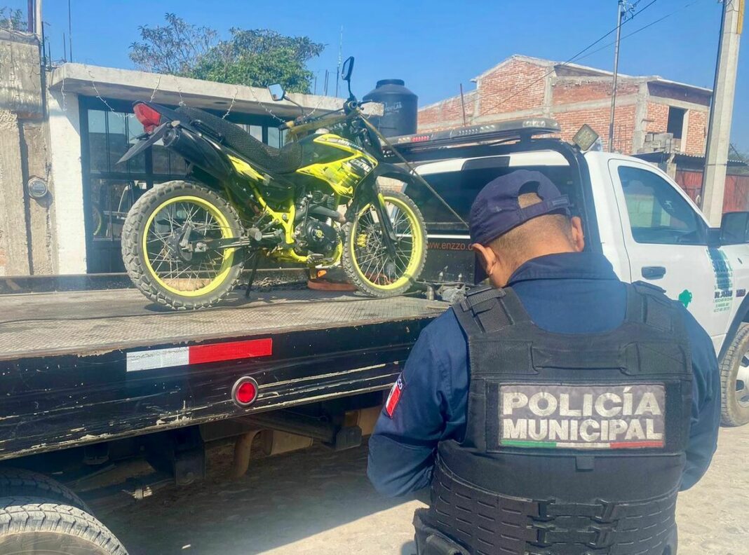 Policías aseguran motocicleta robada en San Juan del Río