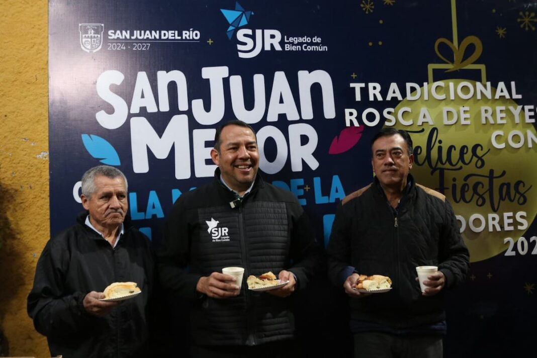 Roberto Cabrera convive con voceadores para celebrar el Día de Reyes y compartir la tradicional rosca