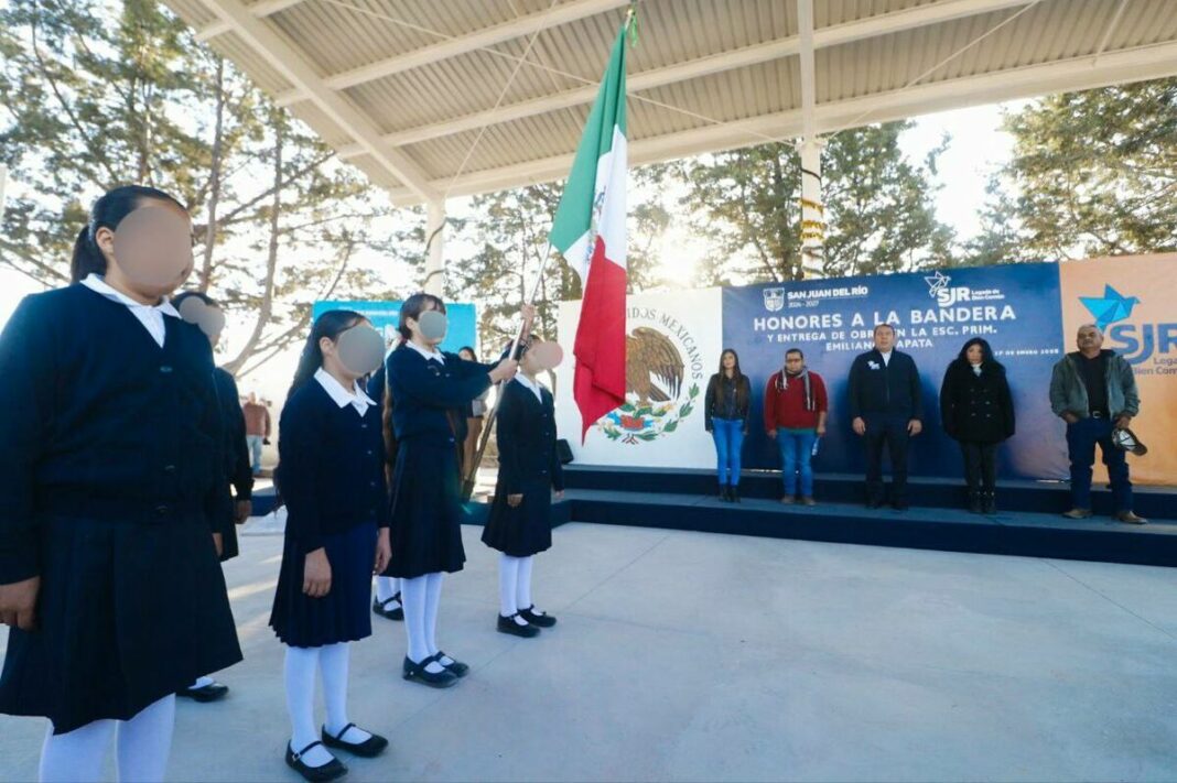 Roberto Cabrera entrega techumbre y lidera honores a la Bandera en primaria Emiliano Zapata