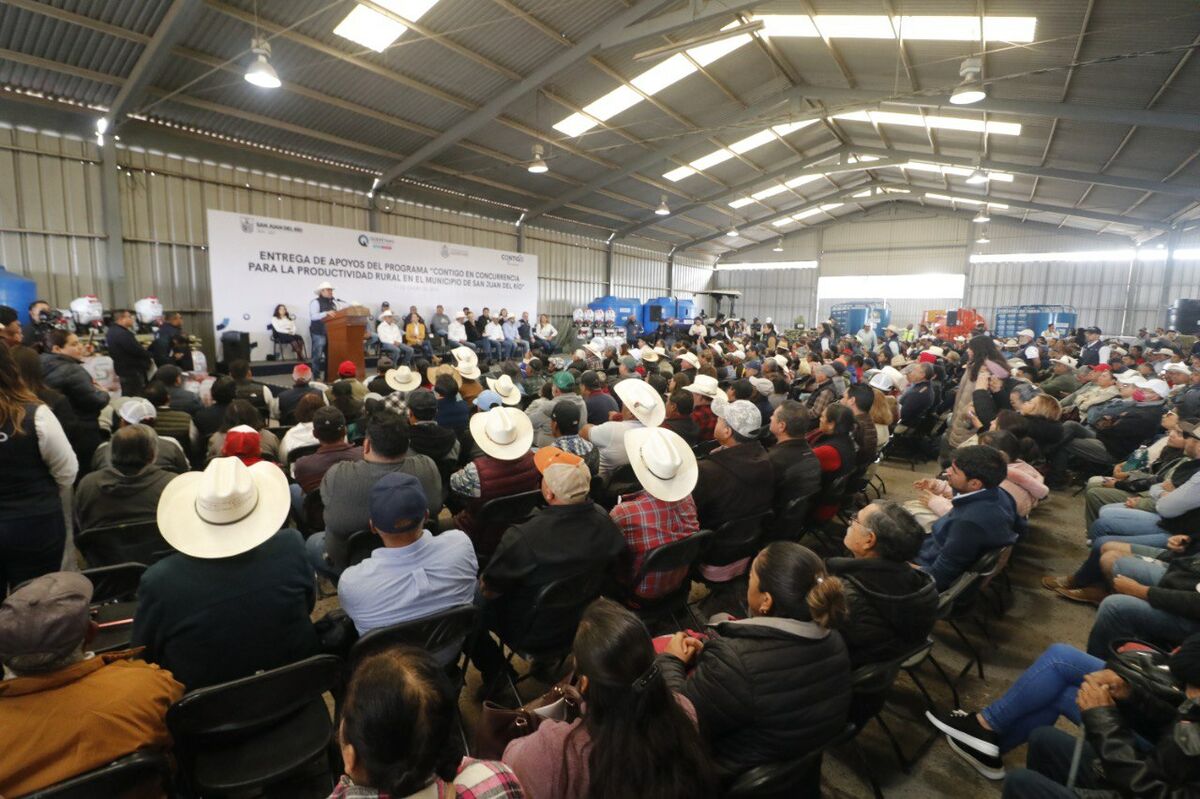 Gobernador entrega apoyos por 22 millones de pesos a productores de San Juan del Río