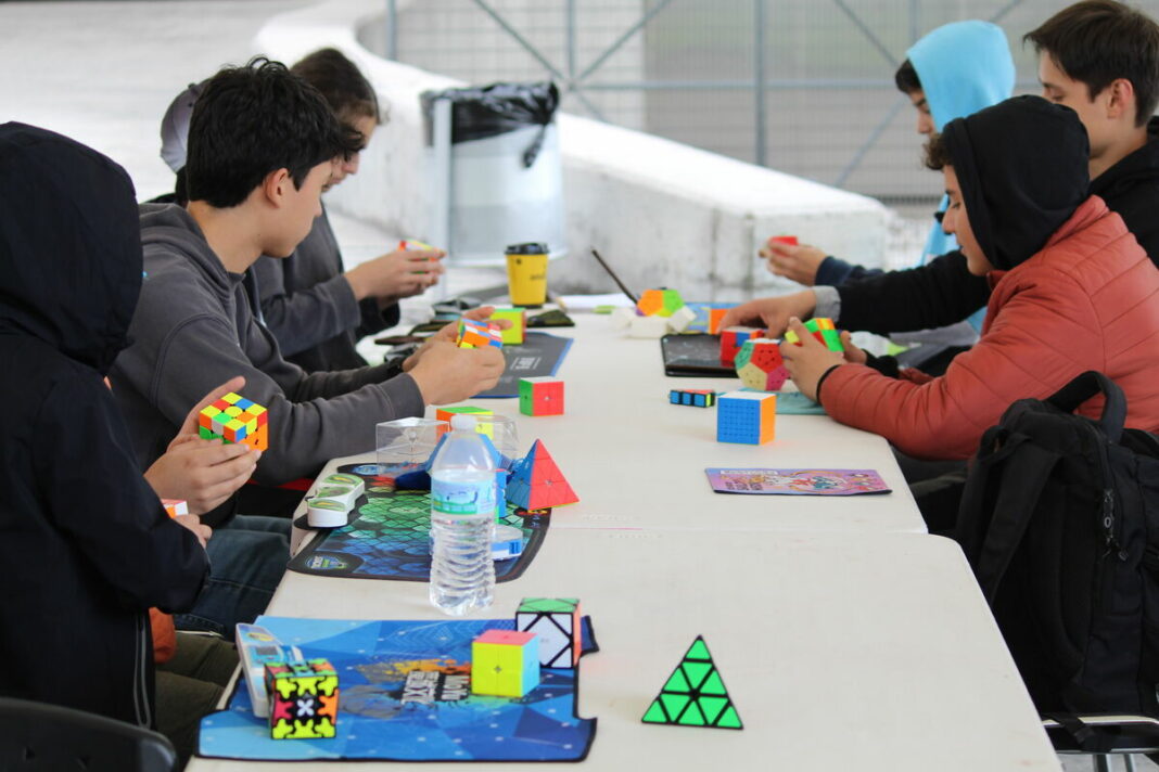 CECEQ albergará torneo oficial de Cubo Rubik con competidores de todo México