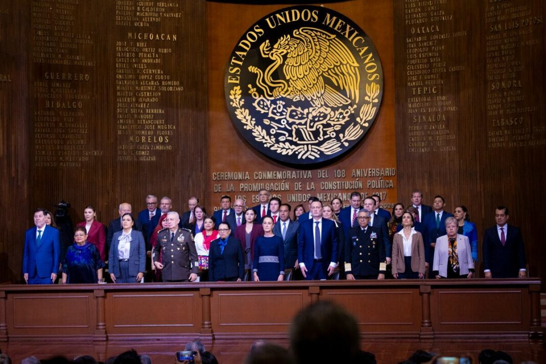 Roberto Cabrera asiste a la ceremonia del 108° Aniversario de la Constitución