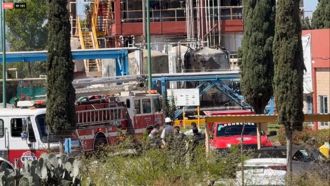 Un trabajador fallece en incendio de empresa de químicos en San Juan del Río