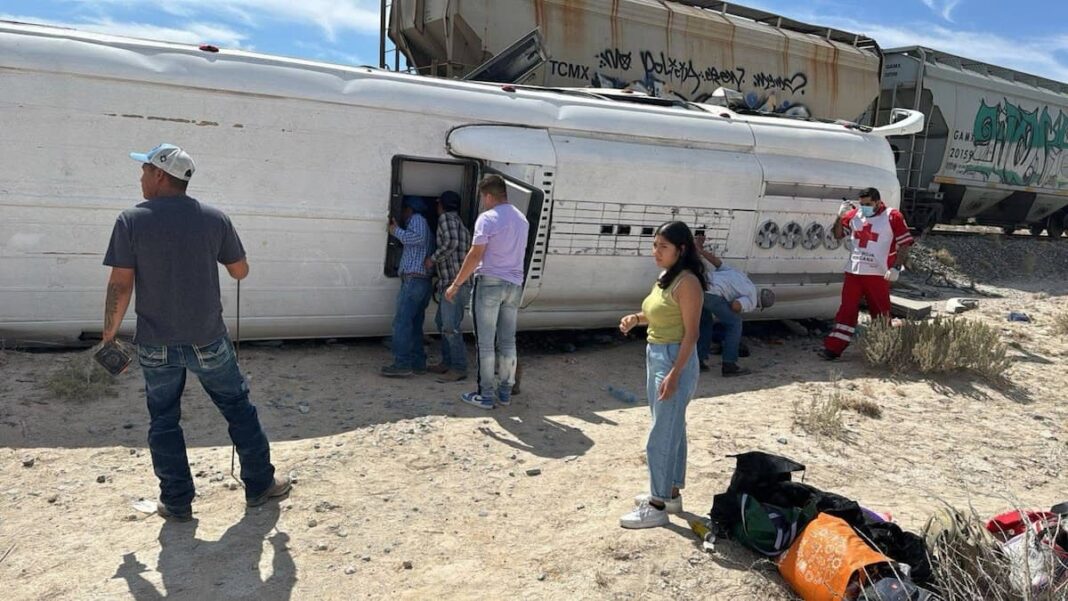 Tren embiste autobús turístico con queretanos en Cuatro Ciénegas