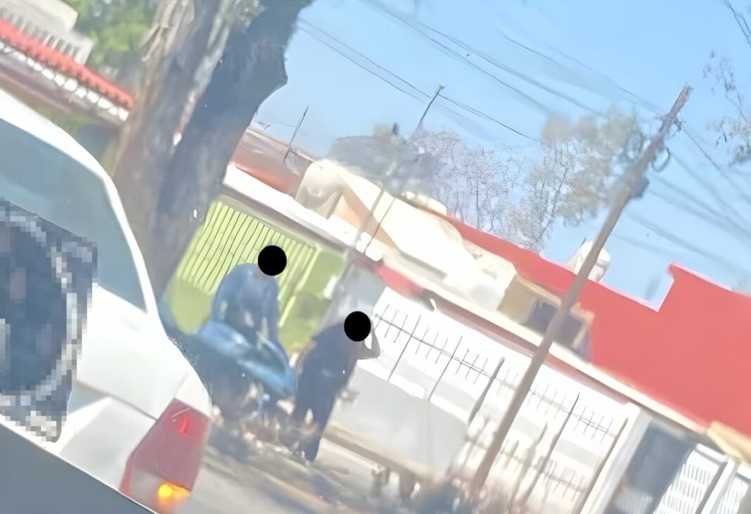 Denuncian a motociclista supuestamente armado intimidando a conductores en San Juan del Río