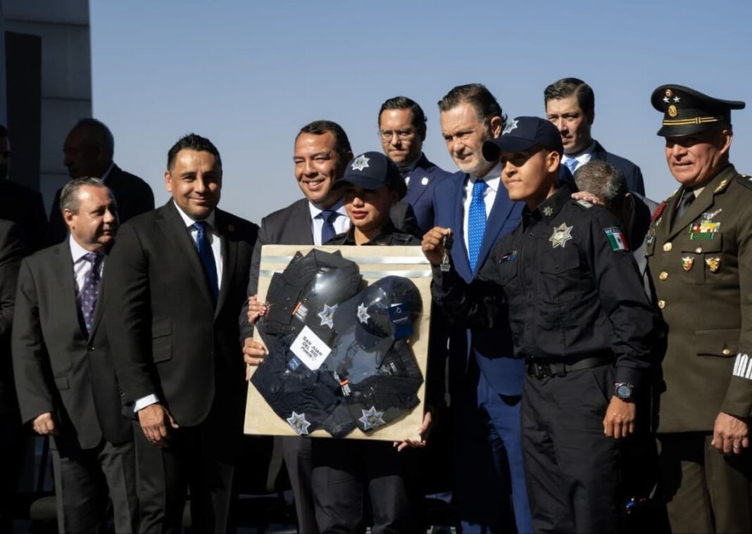 Entrega Mauricio Kuri seis patrullas y uniformes a la Policía Municipal de San Juan del Río