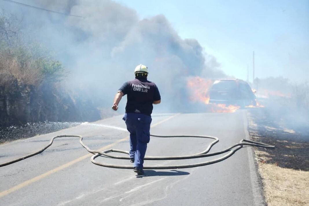 Incendio destruyó camioneta en la carretera San Juan del Río-Amealco