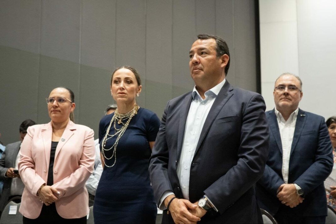 Roberto Cabrera asiste a la inauguración del ciclo de conferencias en Querétaro