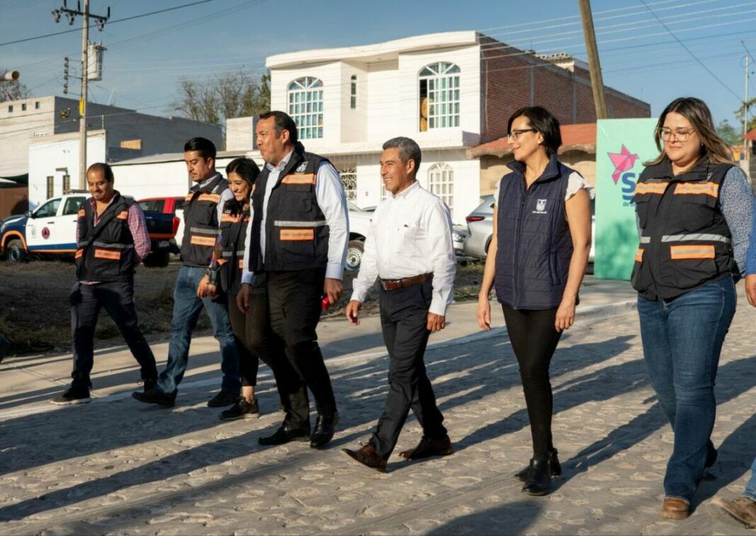 Roberto Cabrera encabeza entrega de obras en calles de Granjas Banthí