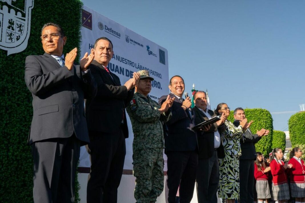 Roberto Cabrera impulsa valores patrióticos en ceremonia de Honores a la Bandera