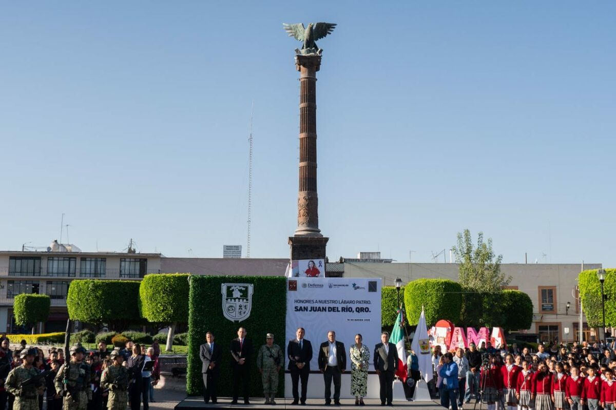 Roberto Cabrera impulsa valores patrióticos en ceremonia de Honores a la Bandera