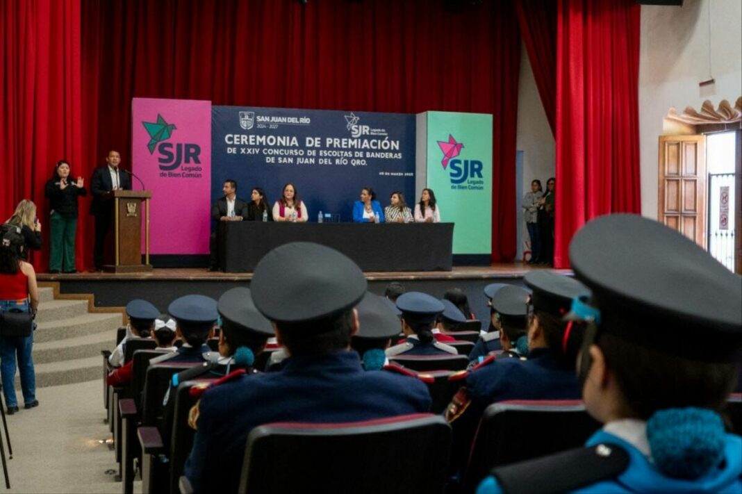 Roberto Cabrera reconoce a ganadores del XXIV Concurso de Escoltas de Bandera