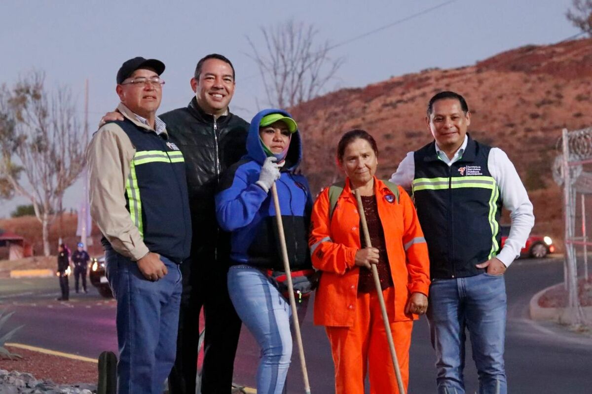 Roberto Cabrera supervisa trabajos de Servicios Públicos en carretera 300