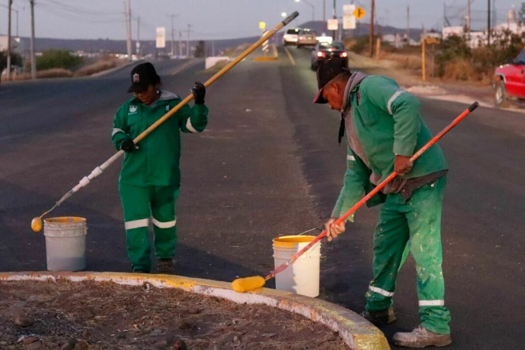 Roberto Cabrera supervisa trabajos de Servicios Públicos en carretera 300